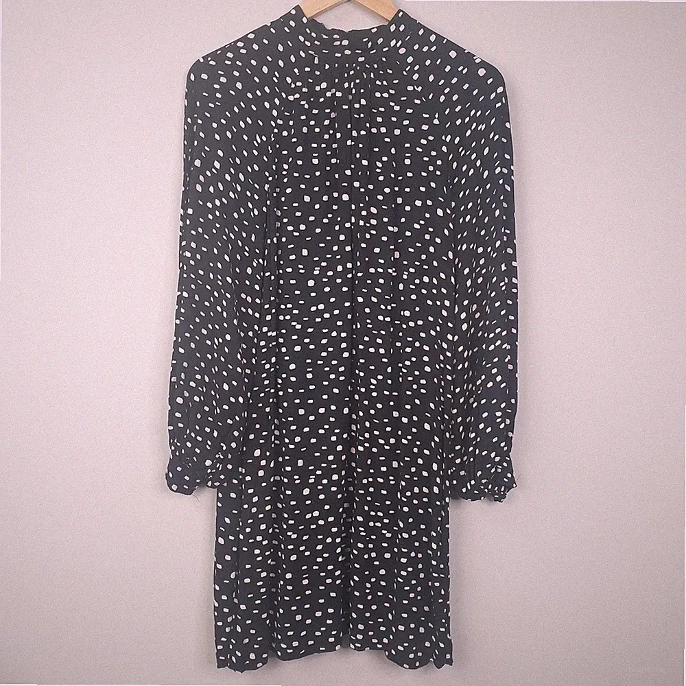 Neuwertiges Samtkleid Damen UK 12 Schwarz Punkte Print Langarm Freizeit Relaxed Fit