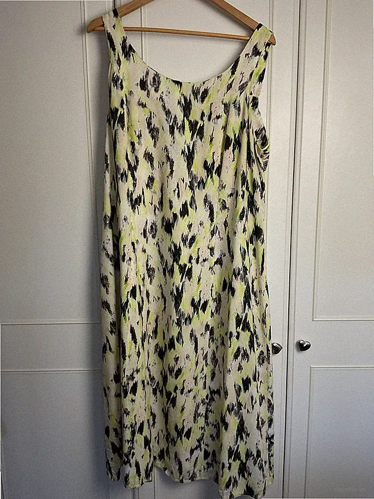 Neuwertiges Samtkleid Haithe Print Cocoon Gr. UK 16 limettengrün ärmellos relaxed
