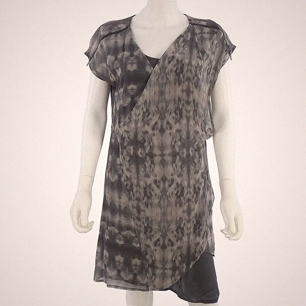 Neuwertiges Samtkleid Lagenlook Faux Wickel grau Batikmuster elegant Gr. UK 10