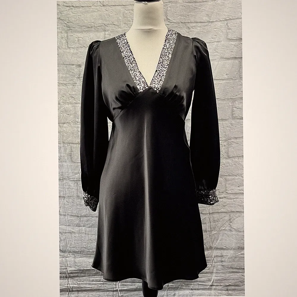 New Look A-Linien-Kleid schwarz Satin Größe 10 V-Ausschnitt Langarm Strassbündchen neu mit Etikett