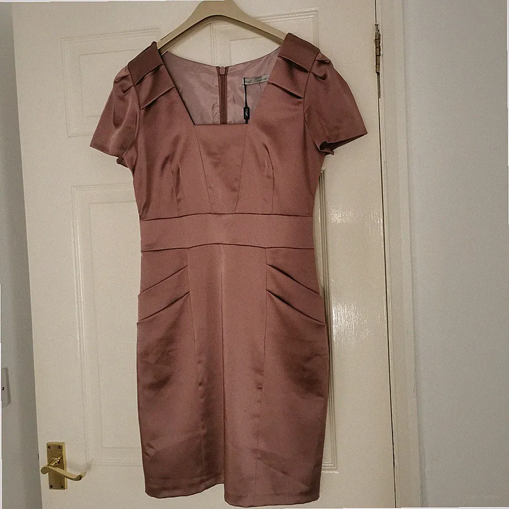 Next Petite Satinkleid UK 10 Mauve Rosa Etuikleid Bleistift Anlass Hochzeit Gast Neu mit Etikett