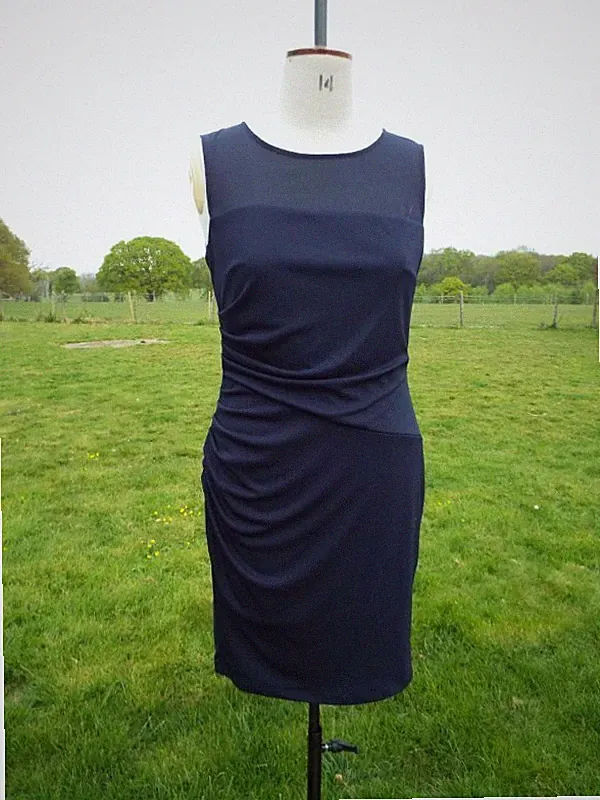 NEXT schickes marineblaues ärmelloses knielanges Stretchkleid für besondere Anlässe UK 12 neu mit Etikett UVP £35