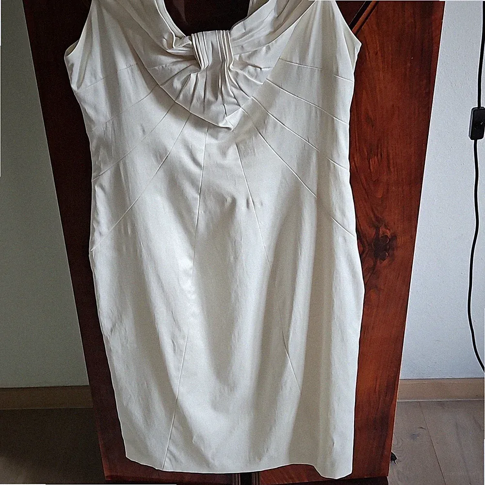 nicowa Damen Etuikleid Beige Gr. 42 knielang Wasserfallausschnitt ärmellos