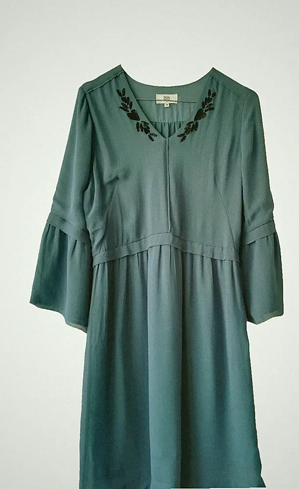 NOA NOA Kleid mit V-Ausschnitt und ausgestellten Ärmeln und Perlen, türkis, 3...