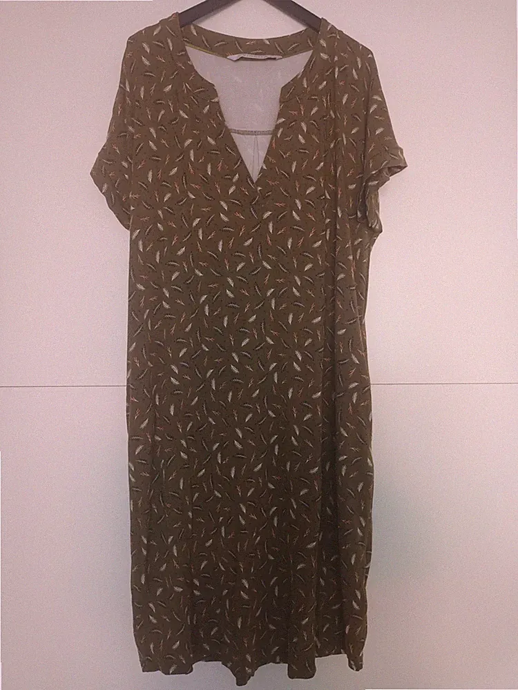Olivfarbenes Kleid mit Federnaufdruck Vincita Gr. 42