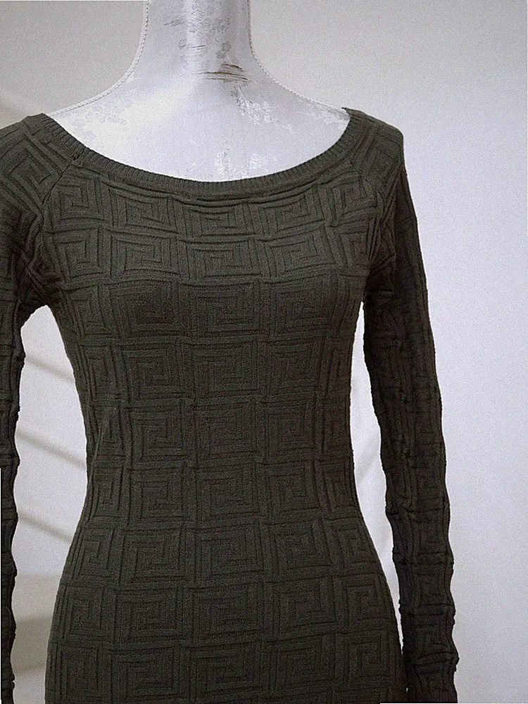 olivgrünes Etui-Strickkleid figurbetont, knielang, U-Boot, Meander-Muster M