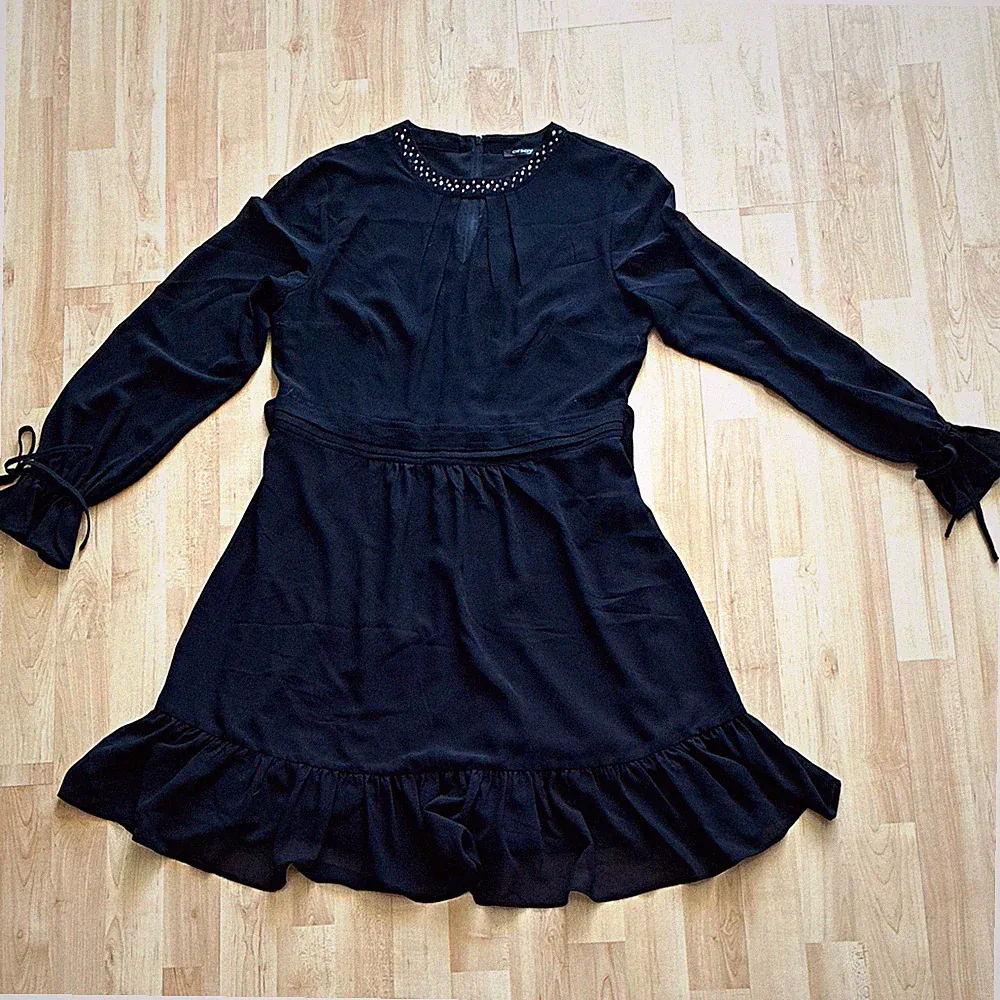 Orsay Damen Kleid A-Linie kurz schwarz Gr. 40 Langarm Rundhals Nieten