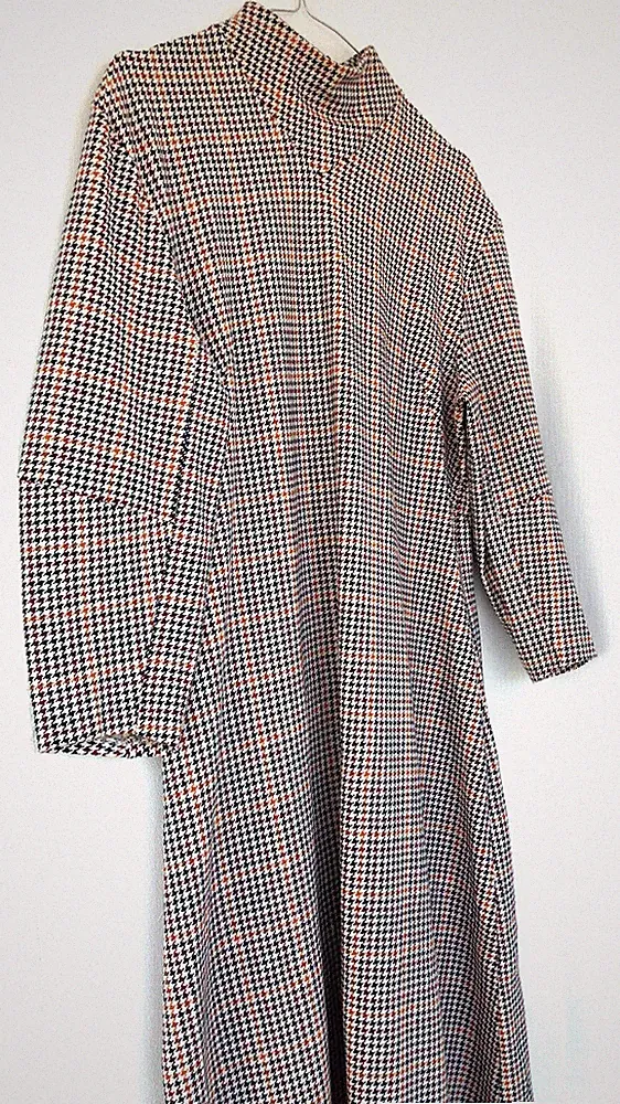 & OTHER STORIES Sweatkleid aus Baumwollmischung mit Stehkragen und Hahnentrit...