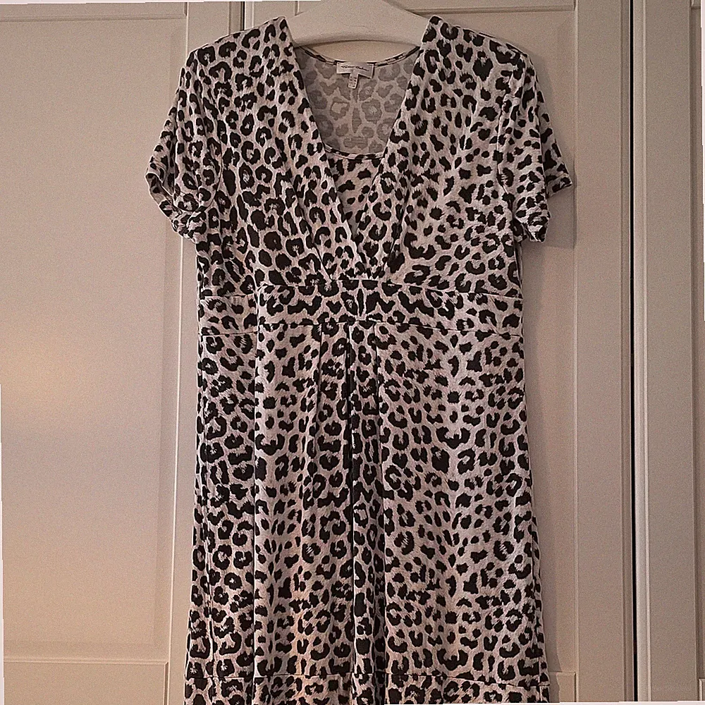 Peter HAHN Damen A-Linie Kleid Gr. 44 beige/schwarz Leo knie V Kurzarm