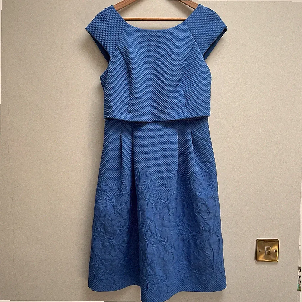 Phase Eight Kleid blau bestickt strukturiert Anlass UK 12 Hochzeit Gast gefüttert