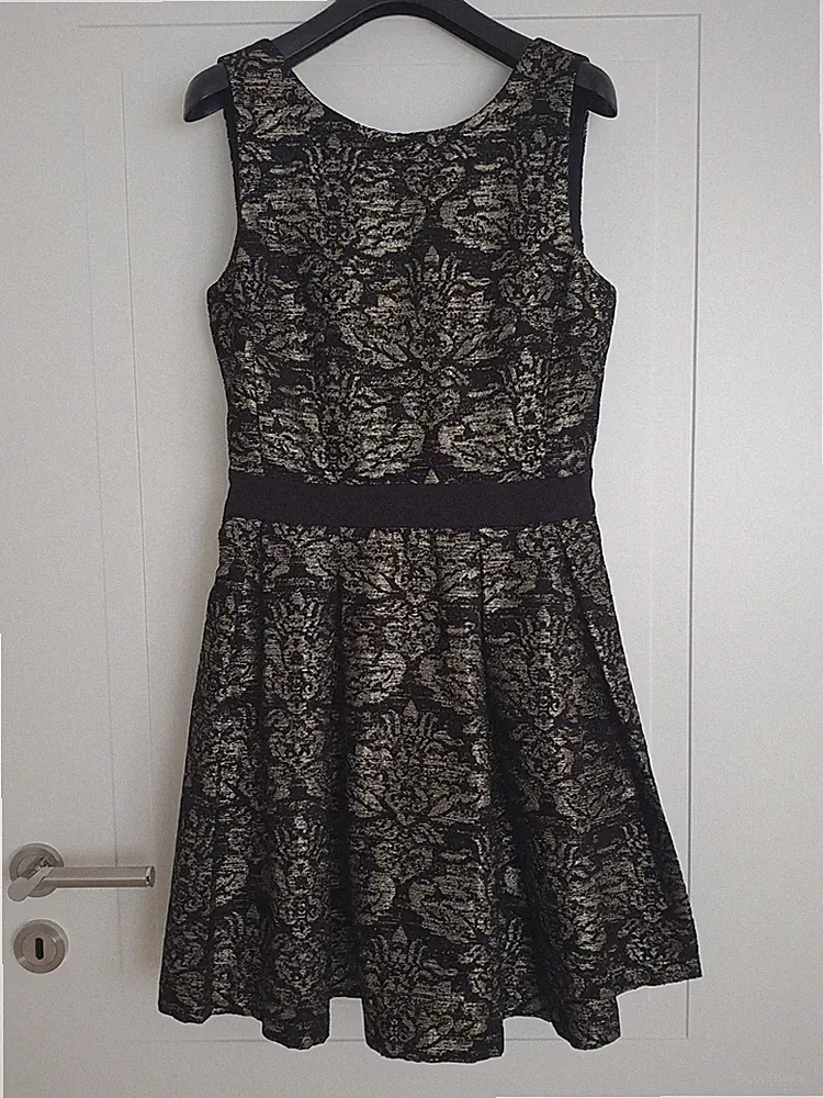 Pimkie Kleid A-Linie Gr 38 schwarz mit einem leicht goldenen Muster