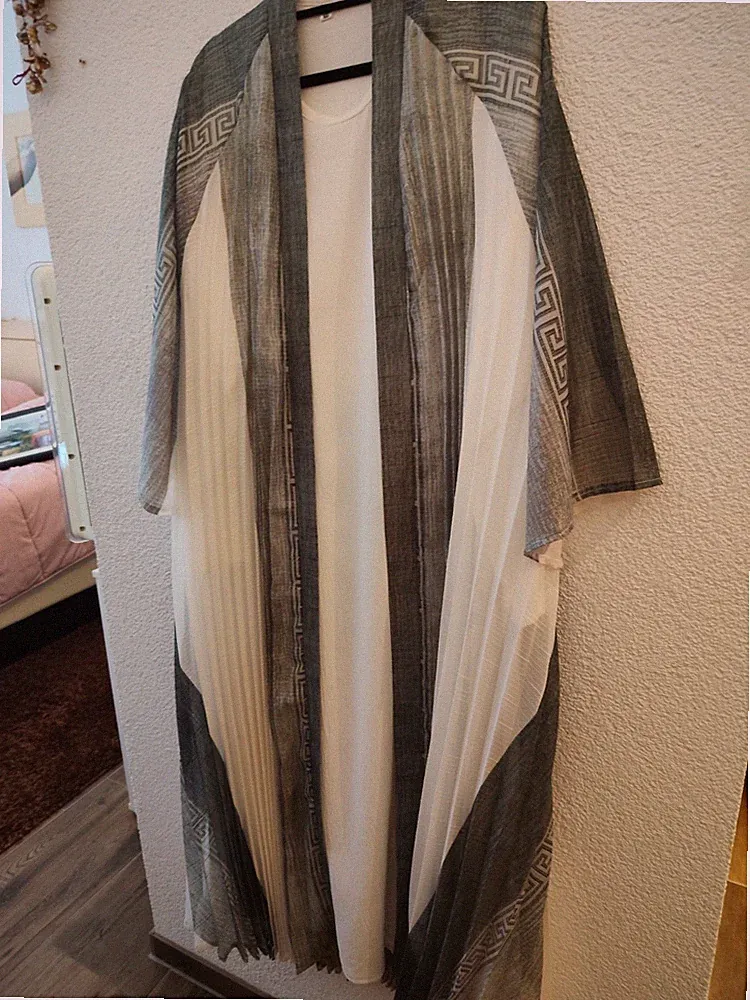 Plessierter Mantel mit Kleid Neu Größe 52 54 Weiß mit Graphischen Muster Top