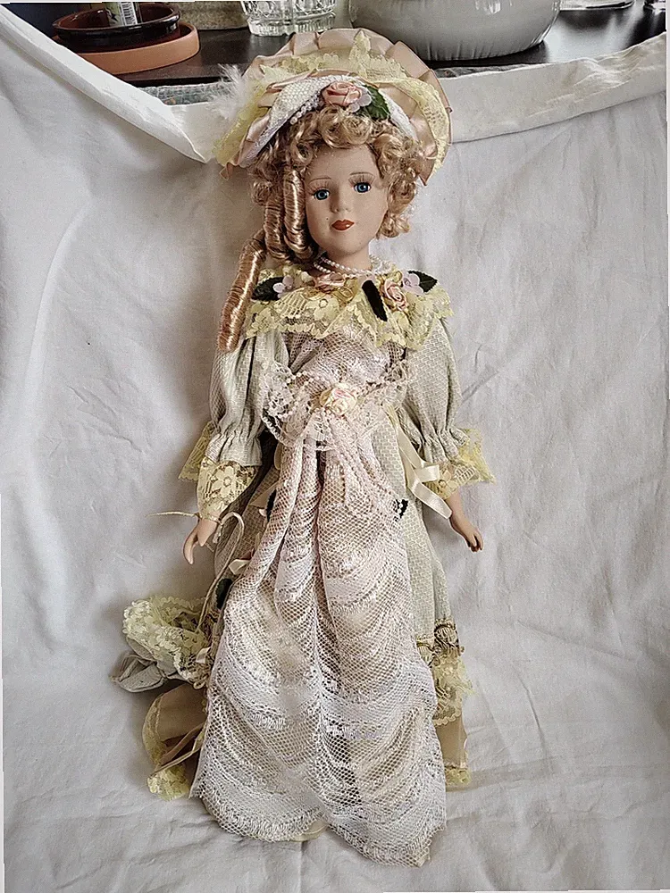 Porzellan Puppe Vintage Sammlung Kleid Spitze gelb Hut Blumen 50 cm