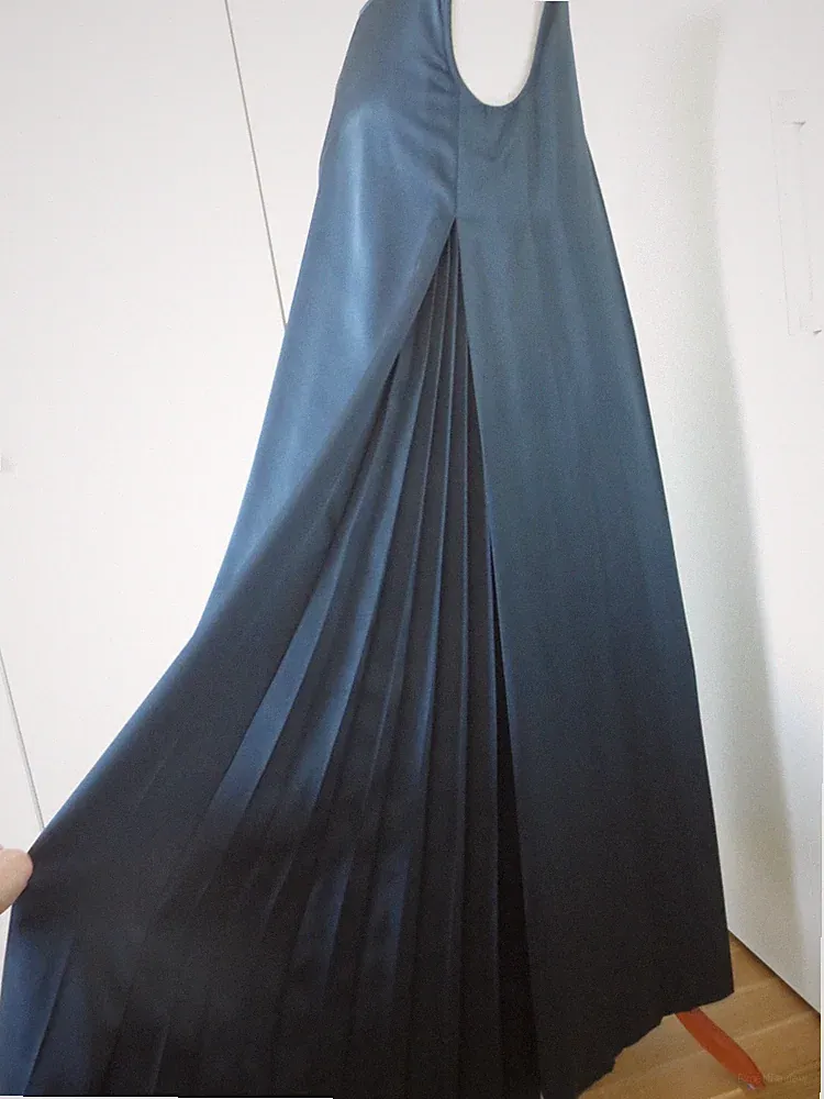 RAR COS petrolfarbenes Satin maxi Kleid blau grün Seiten plissiert A-Linie 34