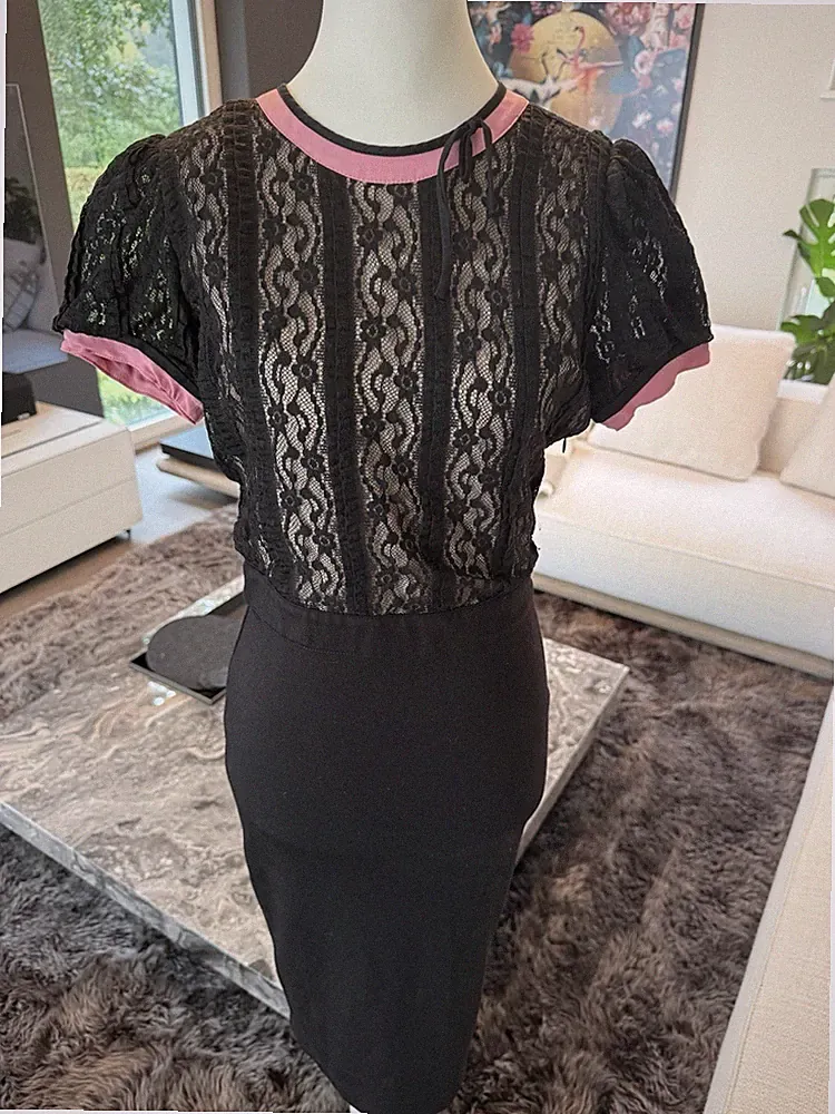 RED VALENTINO Damen Etuikleid schwarz/rosa M knielang Kurzarm Spitze