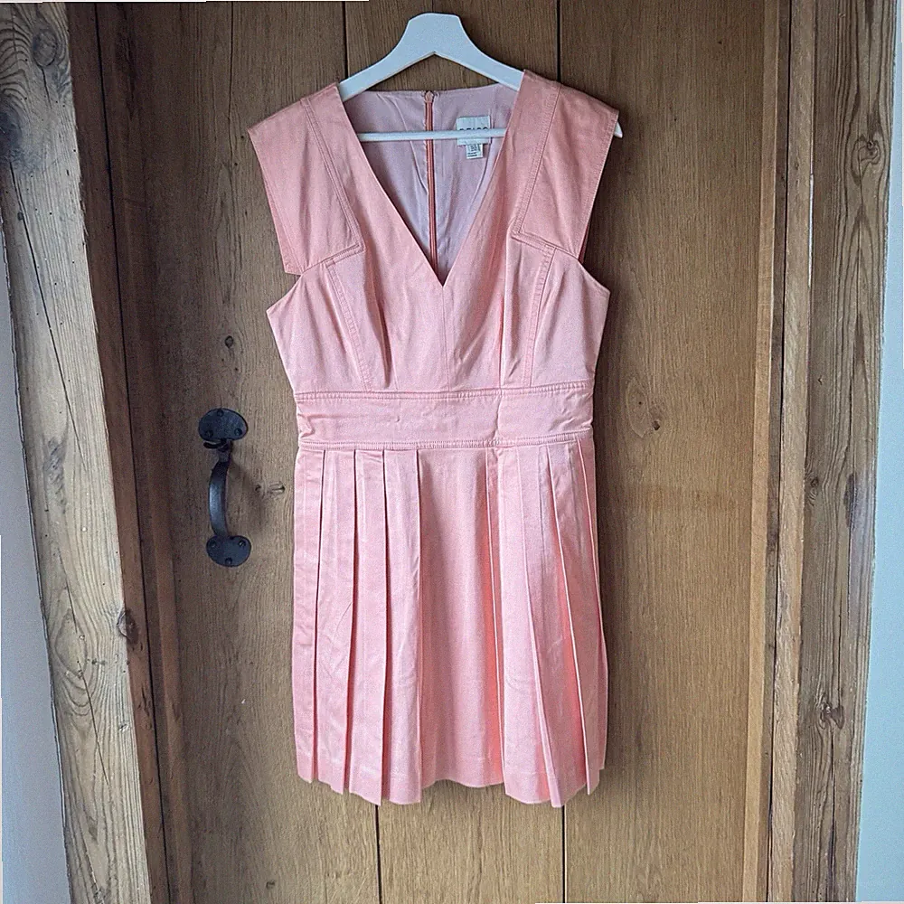 Reiss Größe 12 pfirsichrosa Avrile Plissee Minikleid V-Ausschnitt Anlass Hochzeit Gast