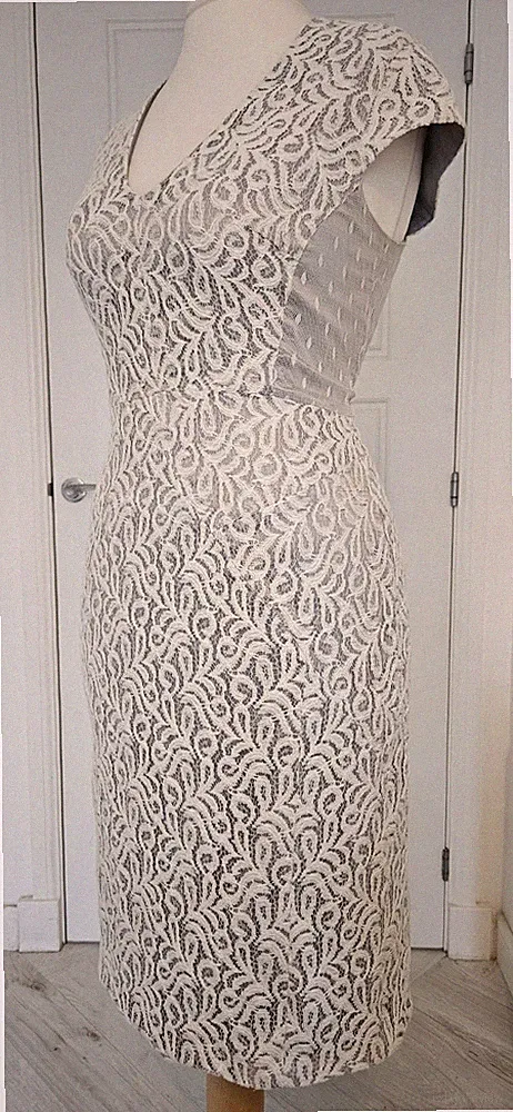 REISS weißes Spitzen Bleistiftkleid Gr. 12 Party silber Hochzeit Gast gepunktet creme