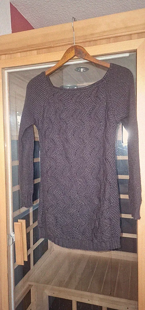 Reizendes Damen-Strickkleid (Gr S-M) in Schwarz mit Knoten-Detail Wellenmuster