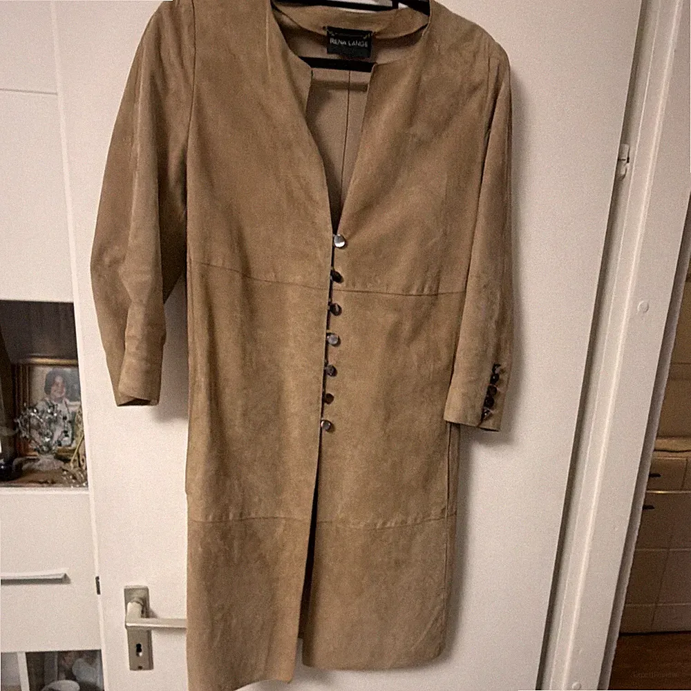 Rena Lange Damen Etuikleid Velours-Ziegenleder beige Gr. 40 V-Ausschnitt