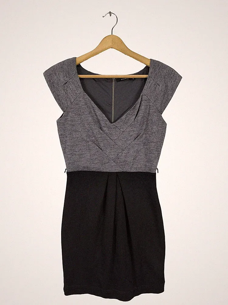 RESERVED Etuikleid Damen Kleid Gr. DE 36 hellgrau-schwarz Casual-Look