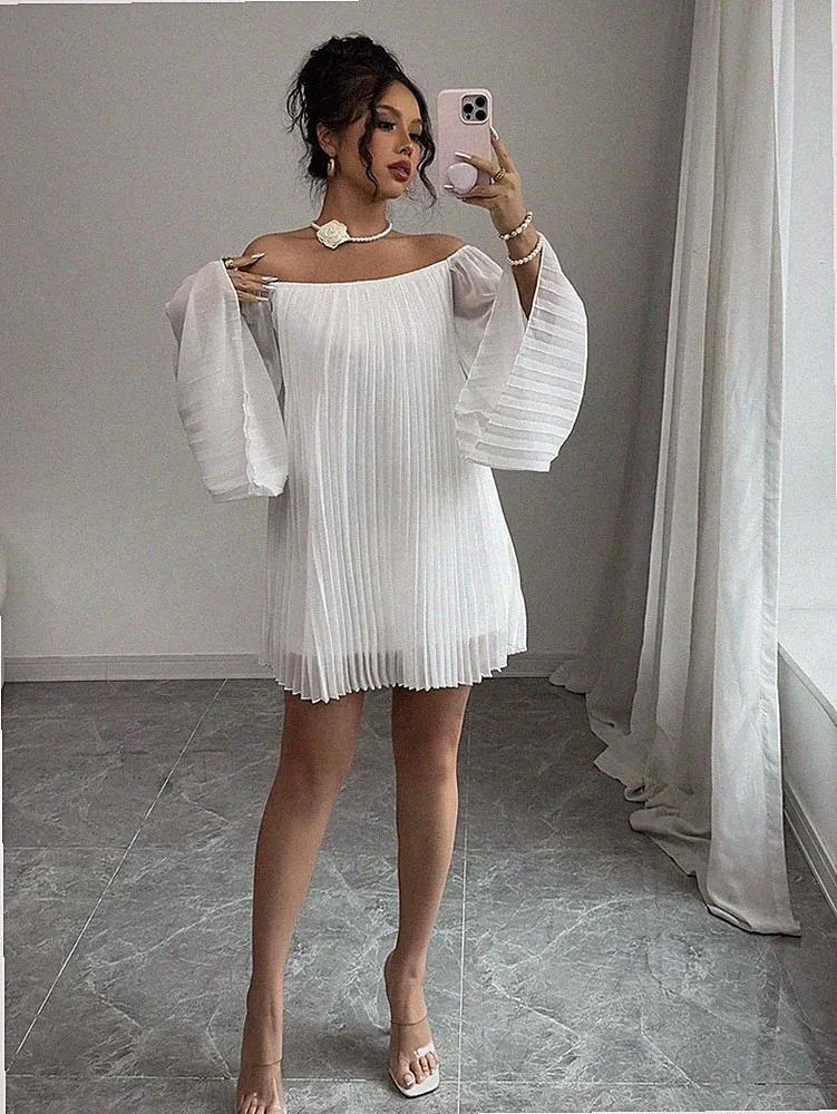 Romantisches weißes Minikleid mit Rüschen für Hochzeitsgäste