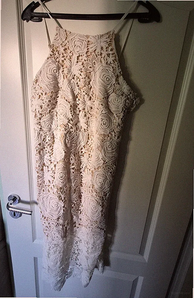 Romeo + Juliet Couture Etuikleid Spitze Neckholder knielang M beige/weiß