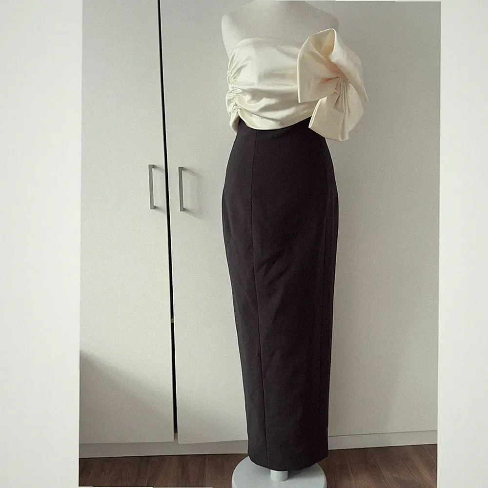 Ronny Kobo Cocktailkleid schwarz elfenbein Kane Satin Schleife Spalte trägerlos Größe S
