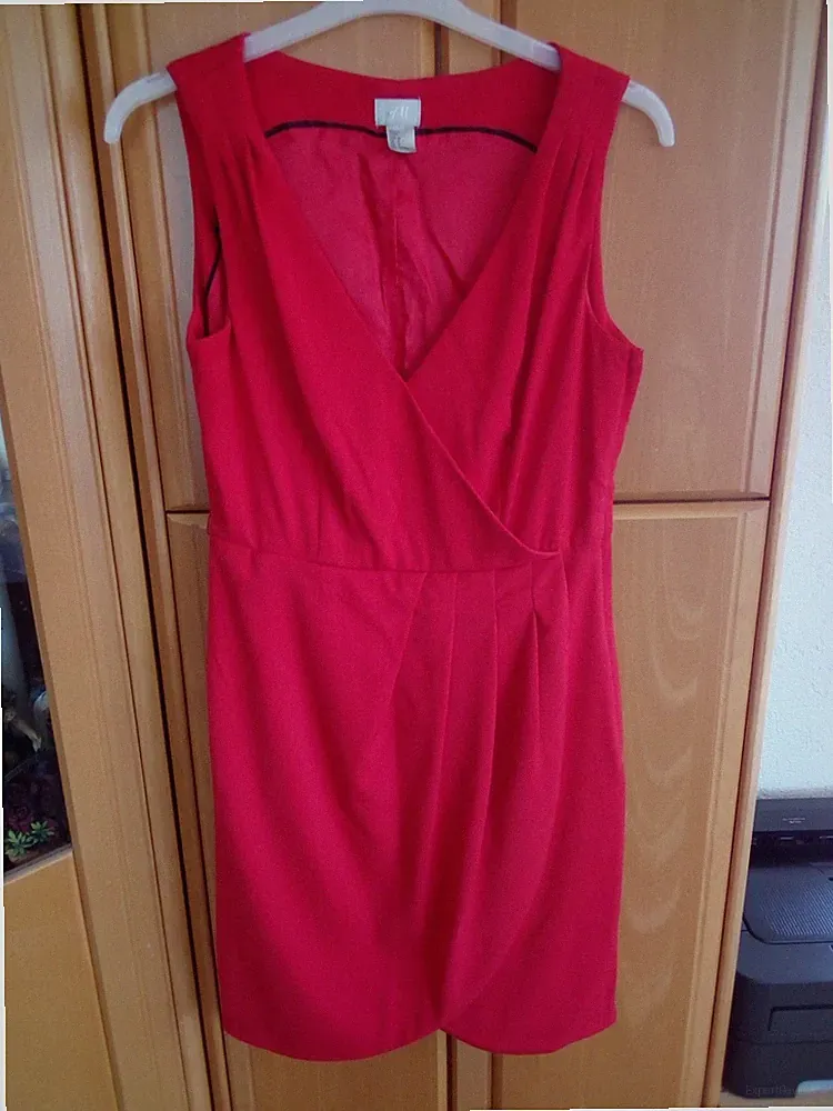 Rotes Etuikleid mit V-Ausschnitt von H&M Gr. 38