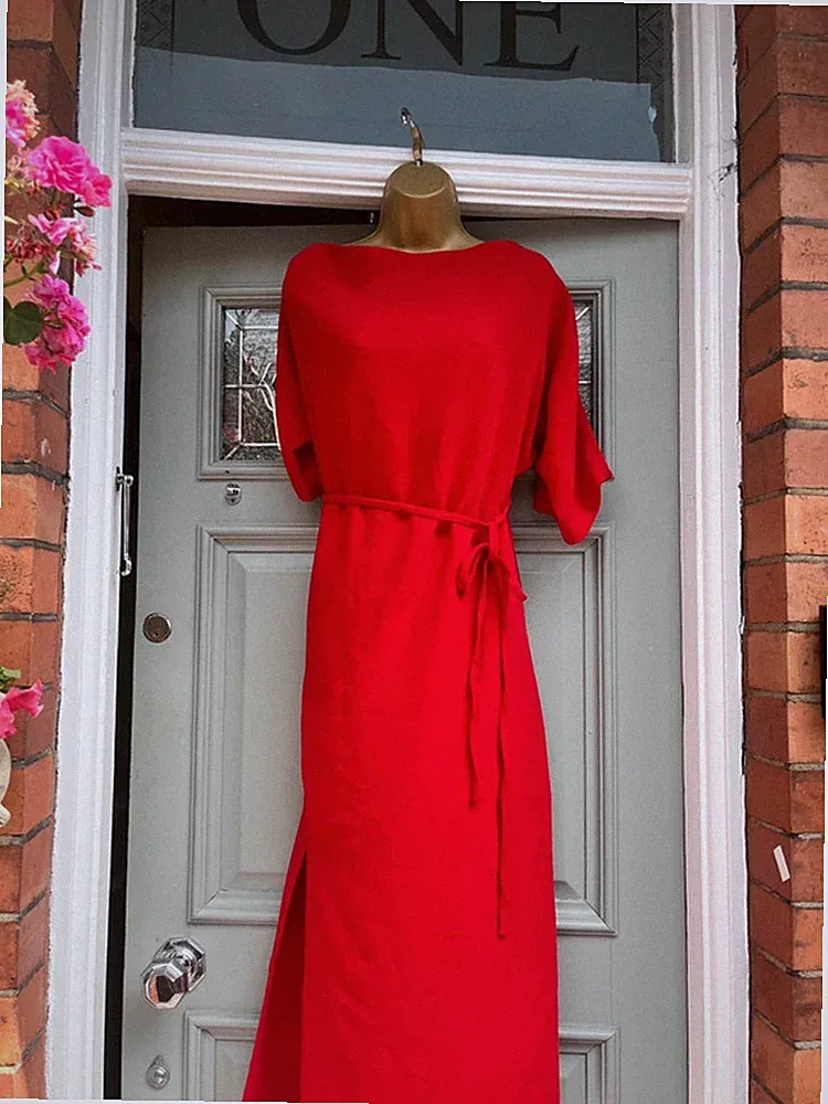 Rotes Zara Krepp Kurzarm elegantes Kleid vorne Schlitz klein neu mit Etikett UVP 69,95 £ B133