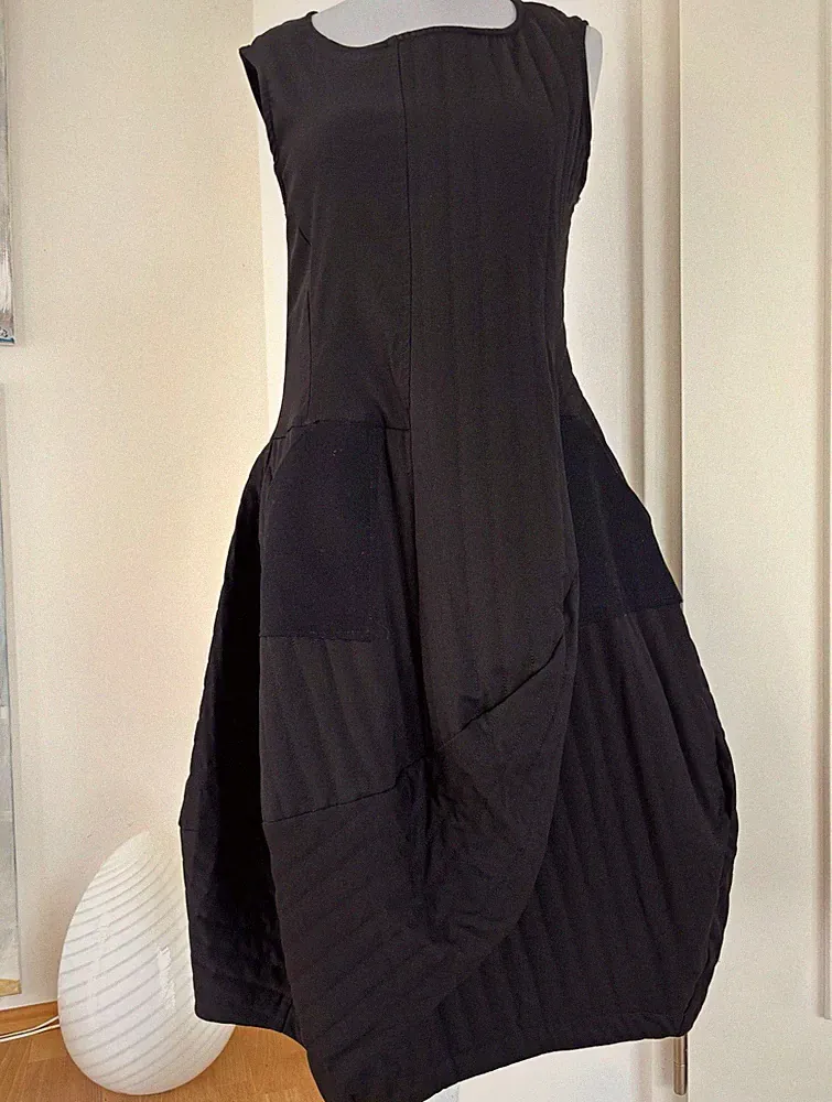 Rundholz Kleid Schwarz Gr. M Hauptlinie ärmellos Rock gesteppt