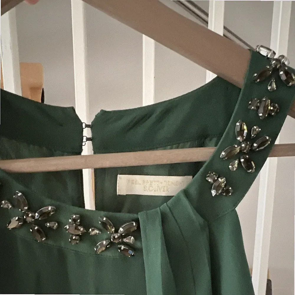 s.Oliver Damen A-Linien-Kleid dunkelgrün Chiffon Größe 38 ärmellos Perlen