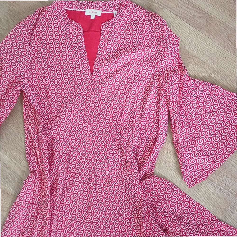 s.Oliver Damen Kleid Gr. 36 rot/weiß grafisch A-Linie knielang V-Ausschnitt