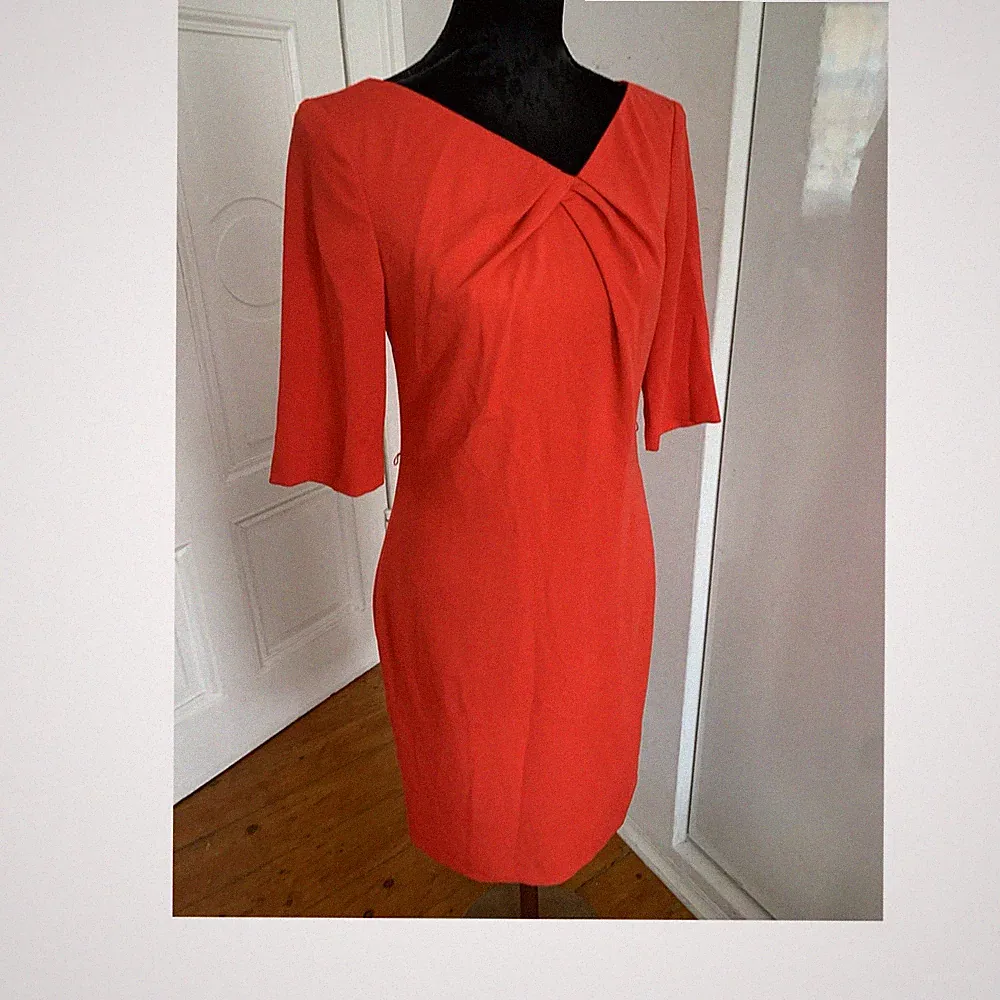 s.Oliver Etuikleid S rot V-Ausschnitt Halbarm Falten kniehoch Business Elegant