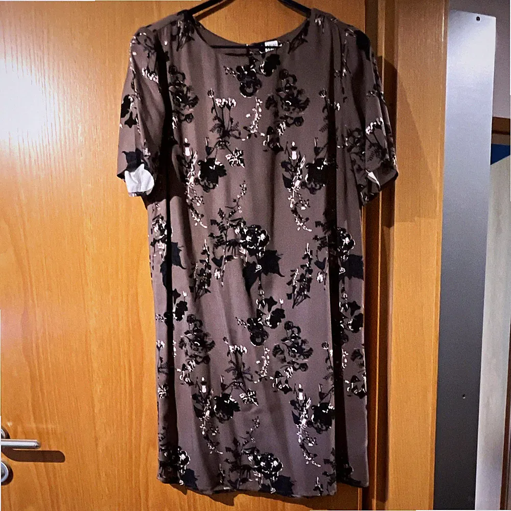 Saint Tropez Clothing Damen Etuikleid Gr. M Braun Blumen Viskose Kurzarm