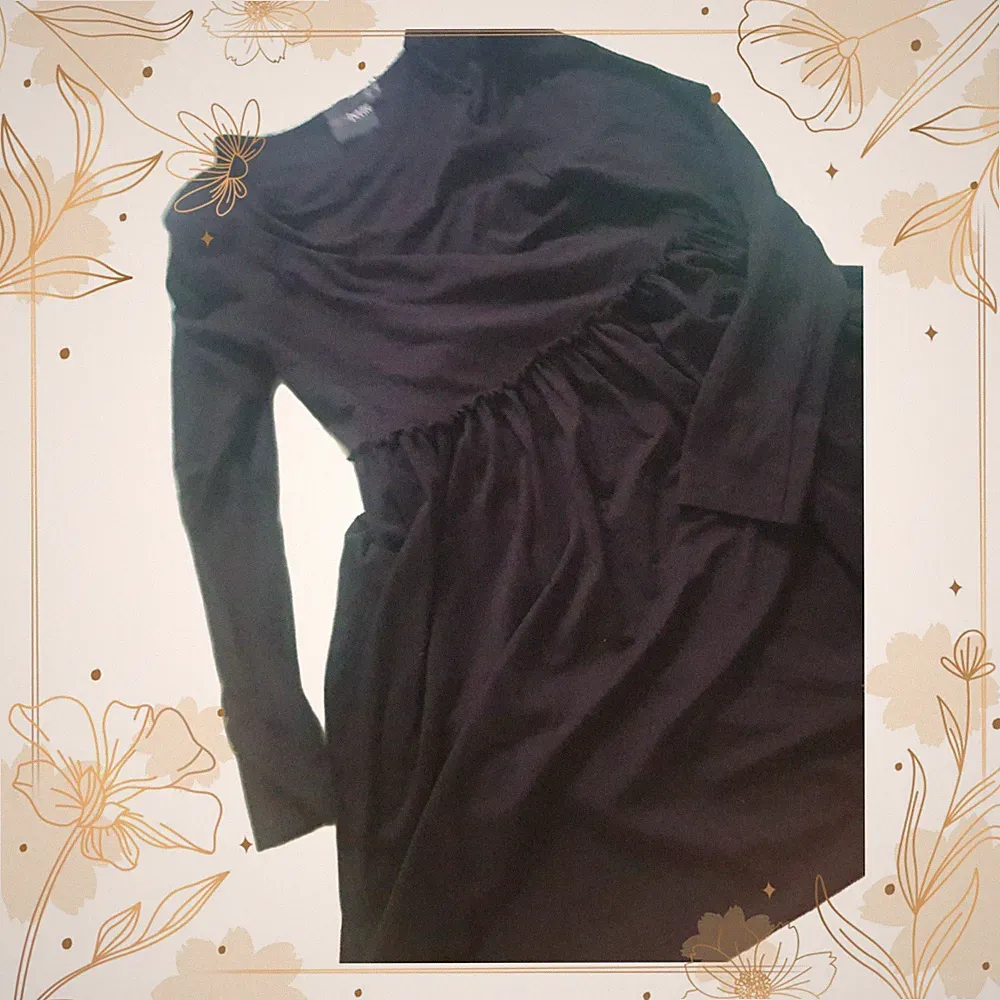 Schlichtes Skaterkleid von "ASOS Petite" in Schwarz mit Rüschendetail (Größe: S)