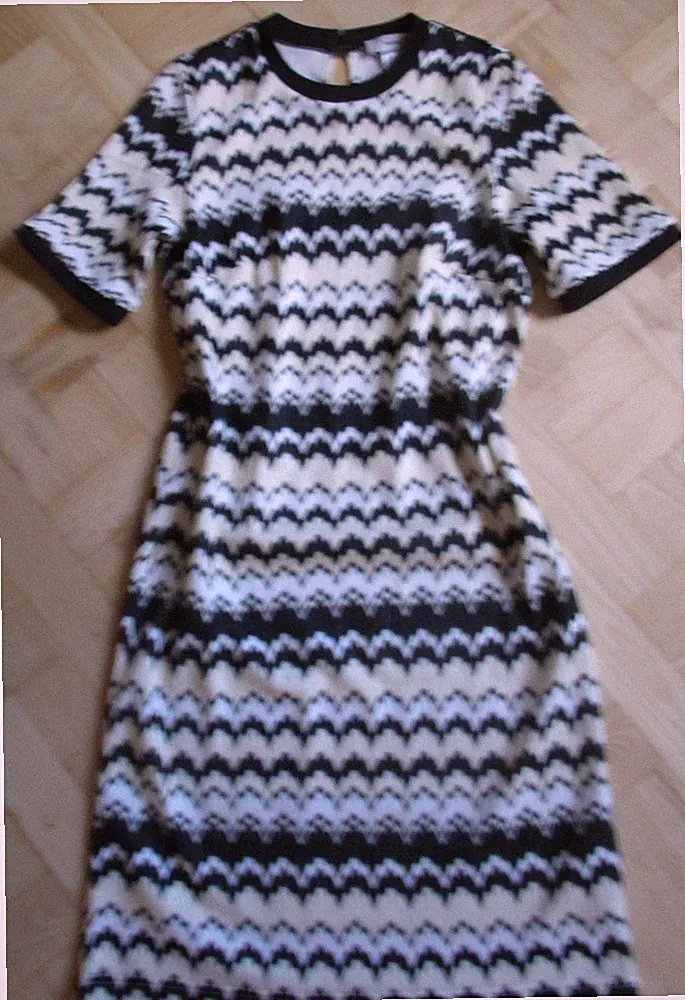 schönes Kleid Etuikleid von HEINE Gr. 42 - UNGETRAGEN/gewaschen
