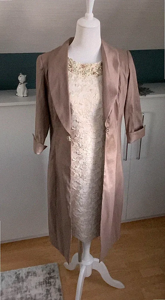 Schönes Kleid - in crem-gold Farbe ,Gehrock braun auch einzeln verkauf