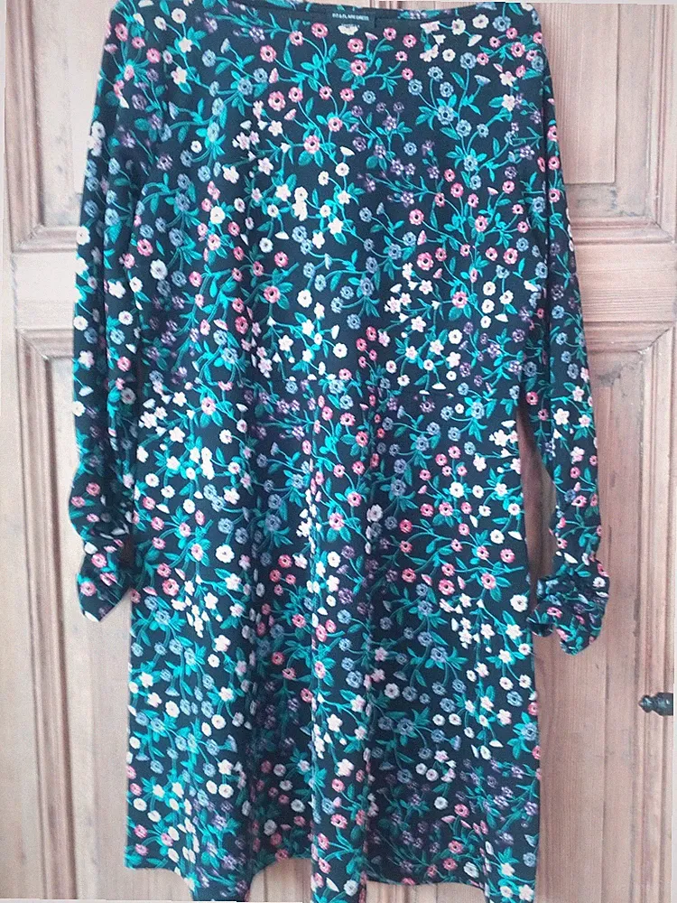 schönes Kleid mit Blumenmuster GR. 44