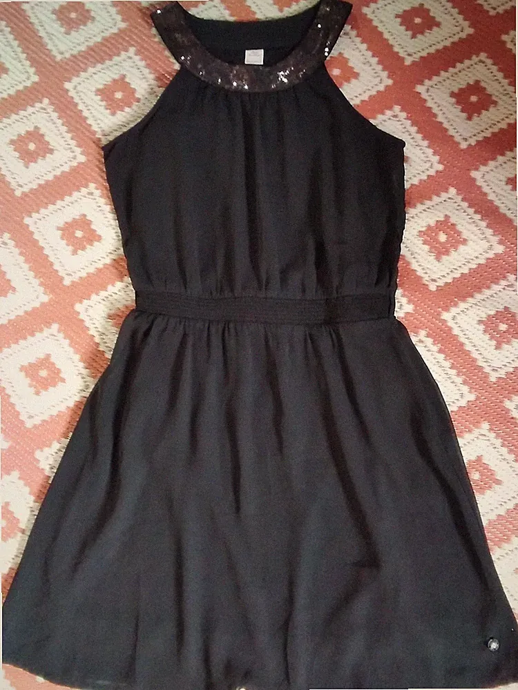 schönes Kleid von s.Oliver Gr.170 / S mit Paillettenausschnitt schwarz