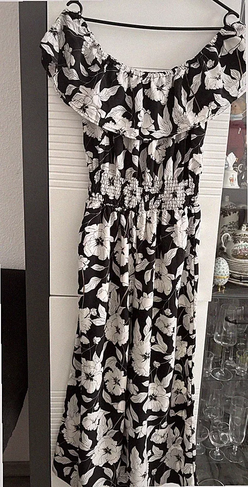 schönes Sommer Damenkleid Overall schwarz mit Blattmuster ganz leichter Stoff