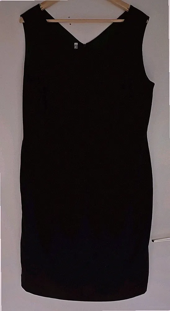 Schwarzes Damen Etuikleid Satin Uni V-Ausschnitt ärmellos knielang Gr. 46