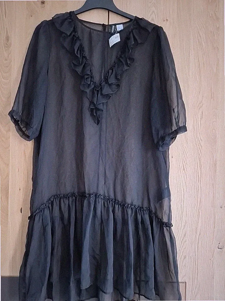 Schwarzes Kleid, Chiffonkleid von H&M Gr. 42 Rüschen Volant Neu mit Etikett