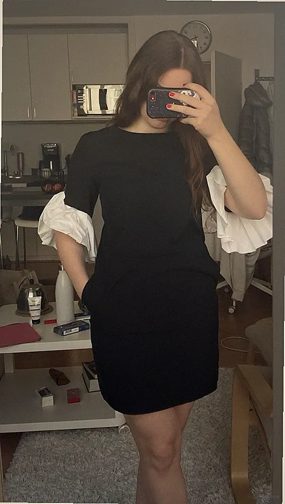 Schwarzes Kleid Kurz Elegant Weiße Rüschenärmel von Paule Ka