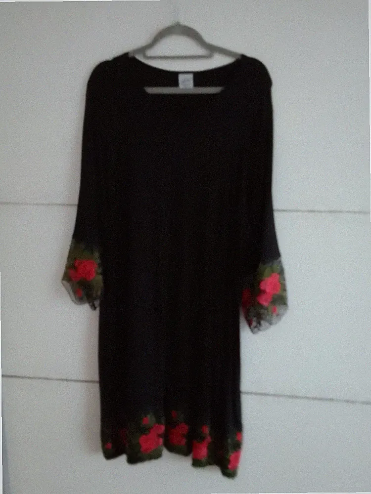 schwarzes Kleid mit Rosenspitze vorn am unteren Rand unterlegt,an den Ärmeln pur