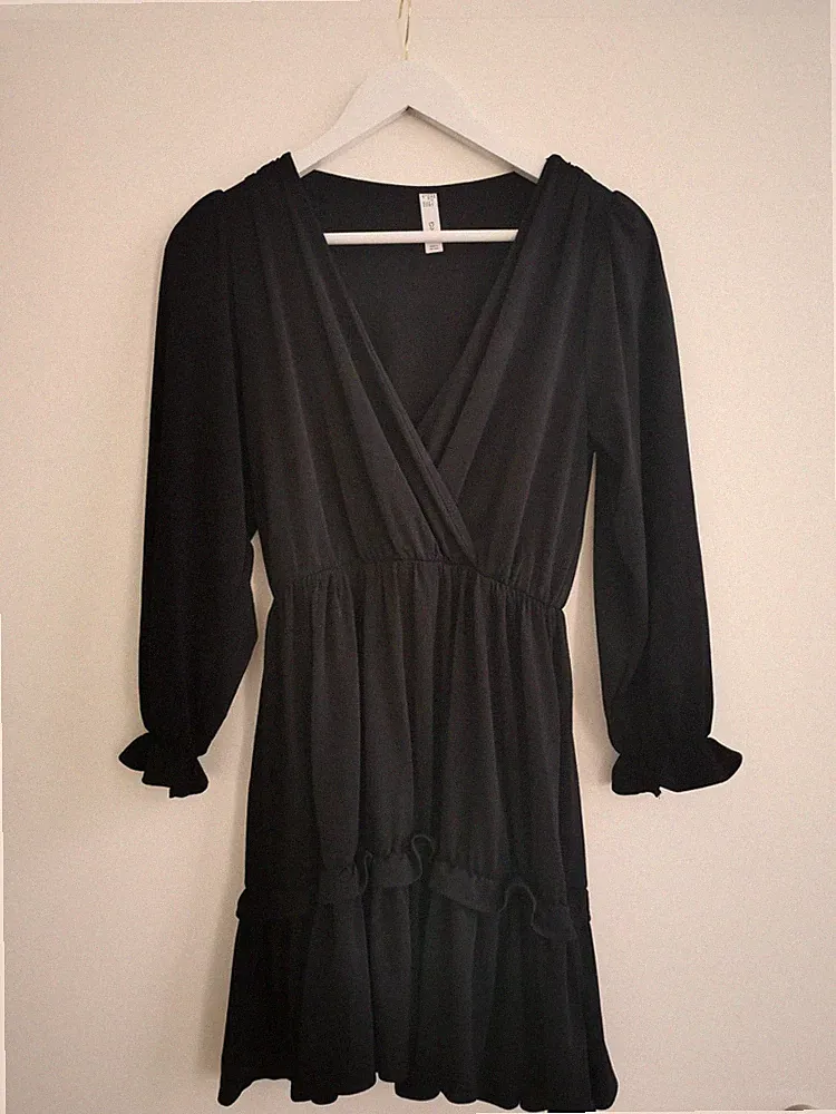 Schwarzes Kleid Von Mango Langärmlig V Ausschnitt