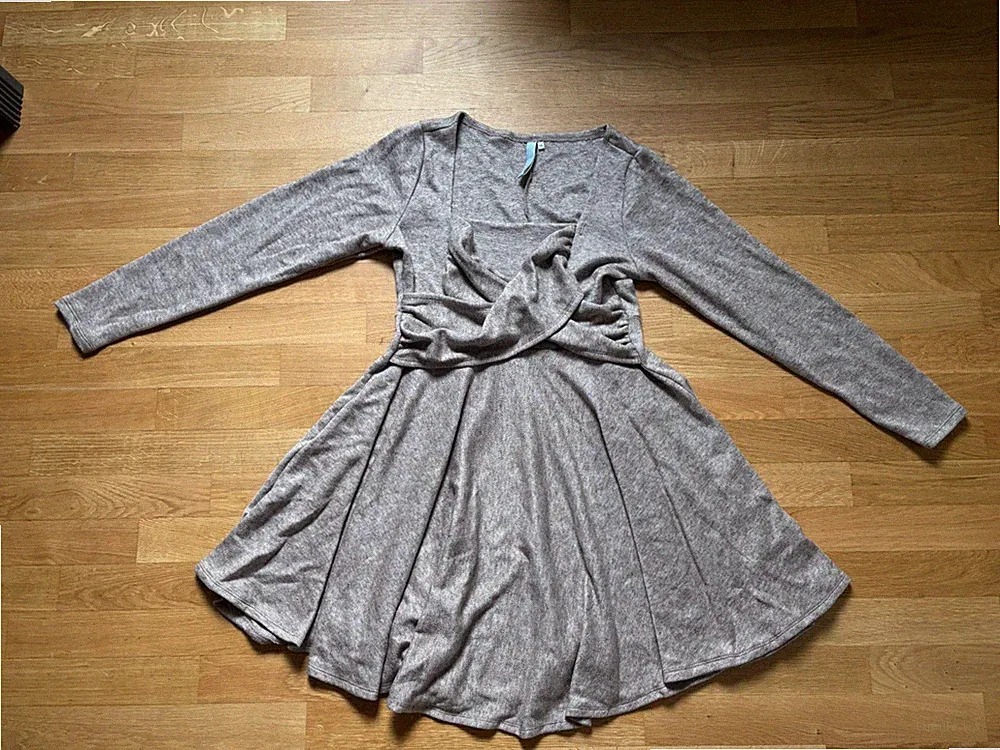 Schwingendes A-Linien-Kleid