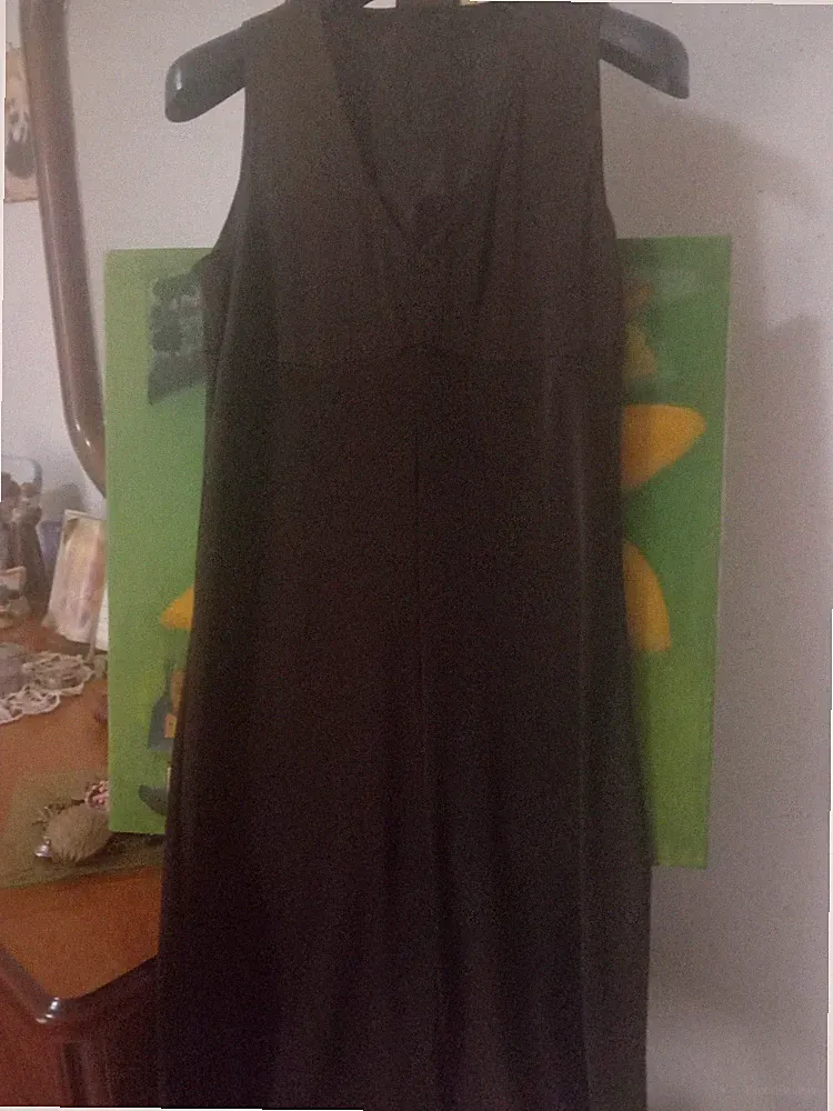 SEHR ELEGANTES BRAUNES STRICKKLEID ZUM AUSSTELLEN