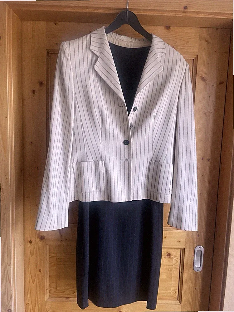 Sehr elegantes Etuikleid und Jacke von Mondi. Schmal geschnitten.