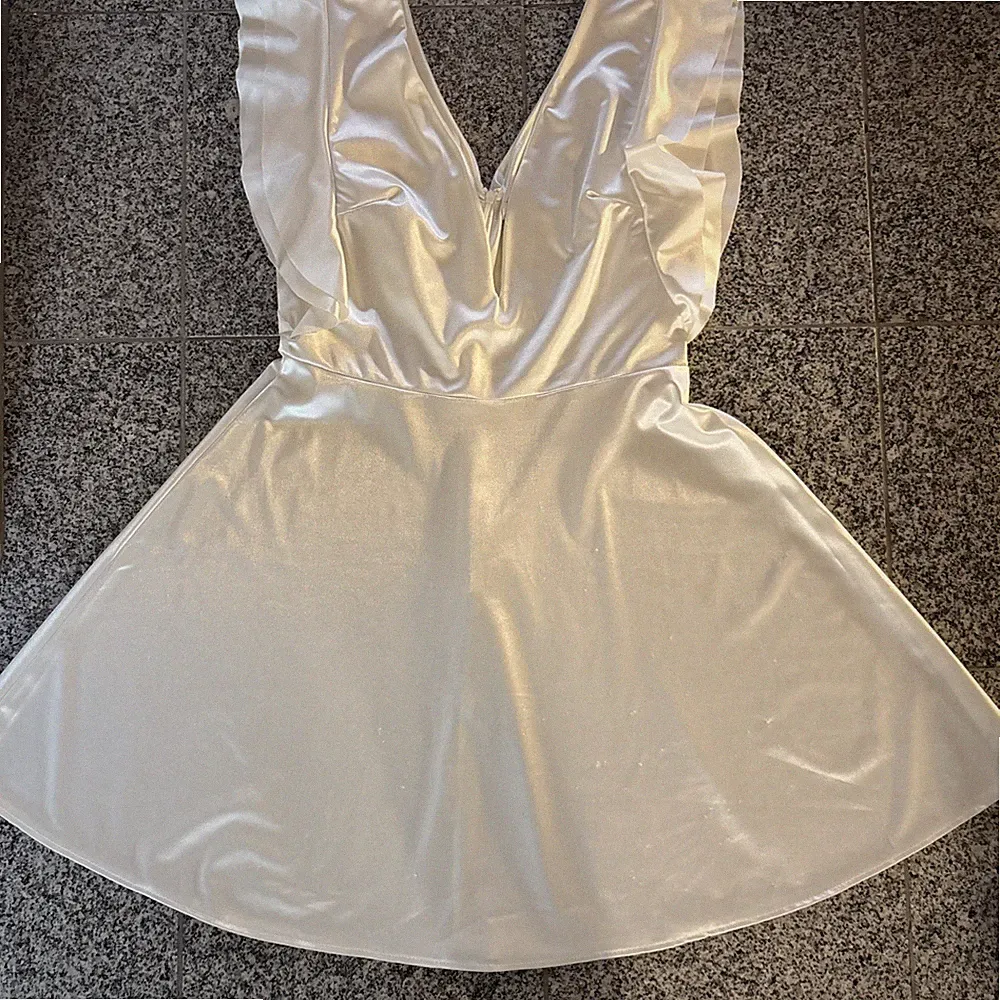 Sexy Tiefer Ausschnitt Kleid L Weiß Rüschen Reißverschluss Gr. L