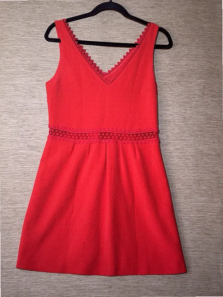 Sezane Kleid Größe 8 korallenrot Mini V-Ausschnitt Spitzeneinsatz Daniela Hochzeitsgast